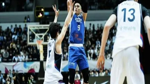CBA：广厦击败浙江队，孙铭徽与布朗助力获胜——中新网报道